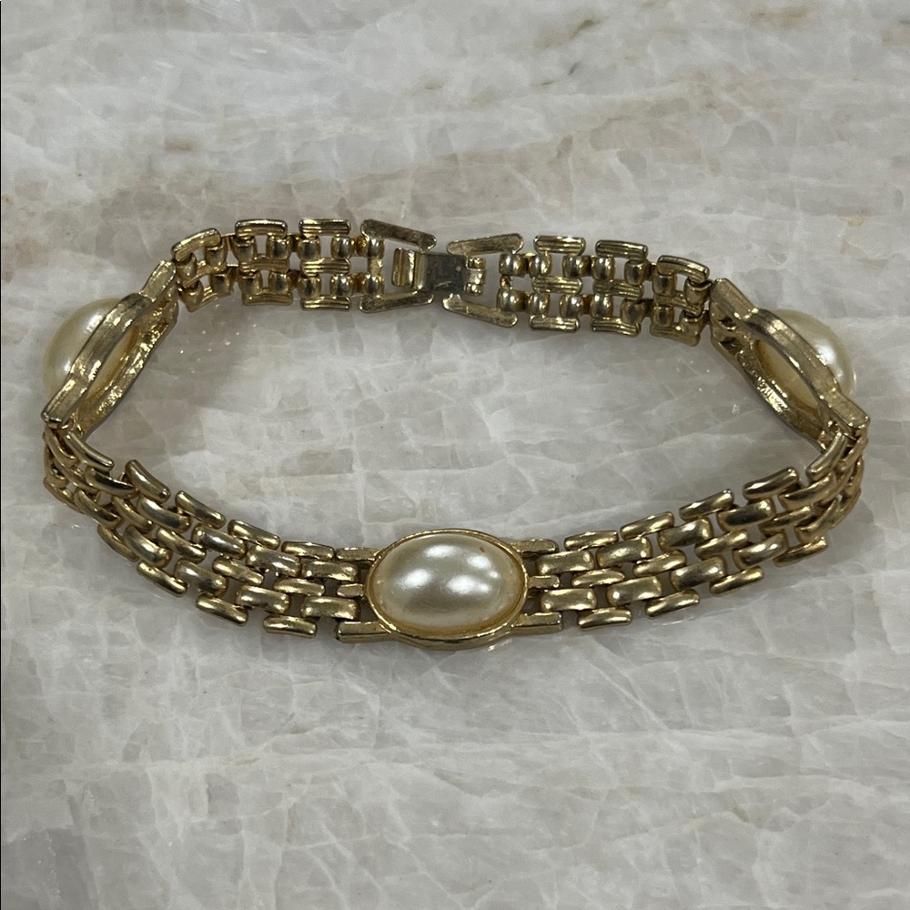 Elegant Gold and Pearl Bracelet